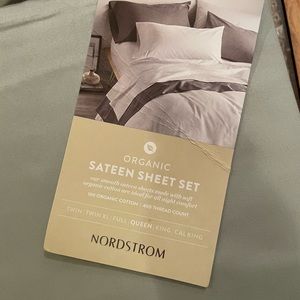 NWT unused Queen Sateen Nordstrom Sheet Set - Green Mirror